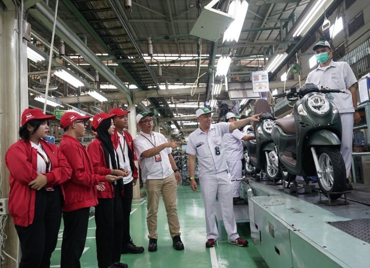 Photo of Finalis AHM Best Student 2024 Diajak Saksikan Produksi Sepeda Motor Honda di Pabrik AHM Cikarang 