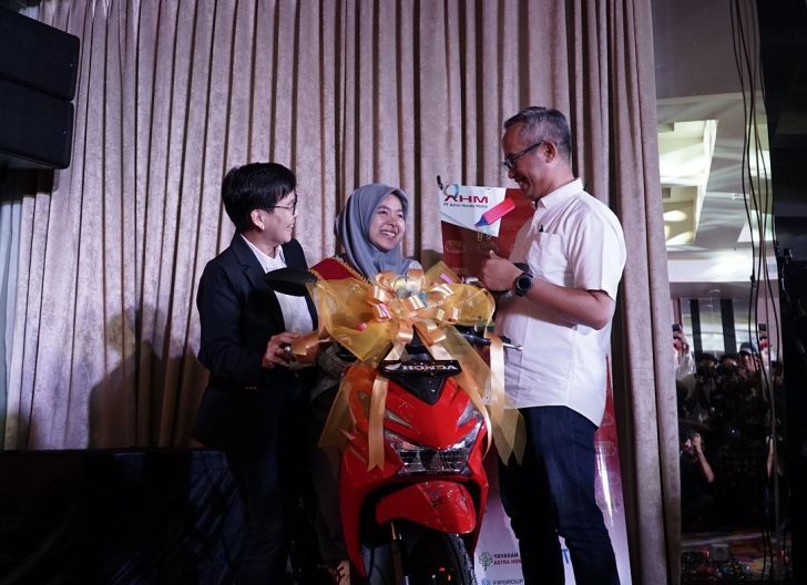 Photo of AHM Berikan Apresiasi 1 unit New Honda BeAT dan 3 Tahun Beasiswa Pendidikan dari AstraTech untuk Sang Juara Gold Level AHM Best Student 2024