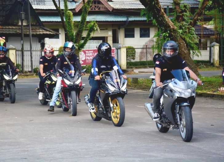 Photo of Perkuat Silaturahmi, Astra Motor Kalbar Gelar Nobar Asia Road Racing Championship 2024 