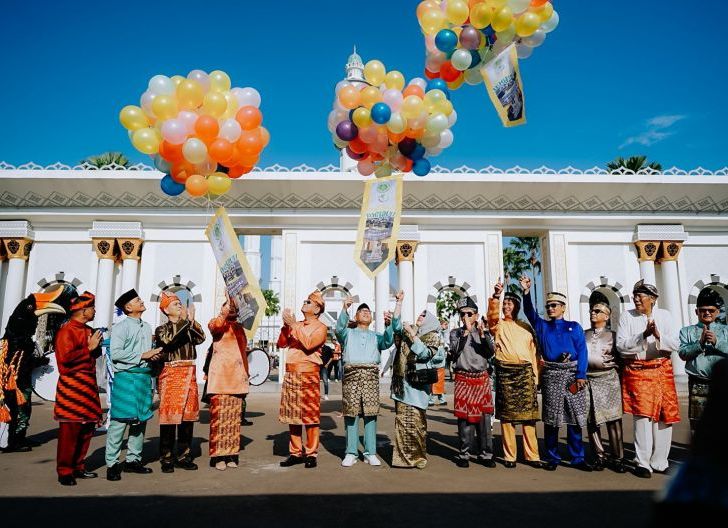 Photo of MABM Sambas, PWB, Untan, dan SMAN 8 Pontianak Sabet Juara di Pawai Budaya 2024