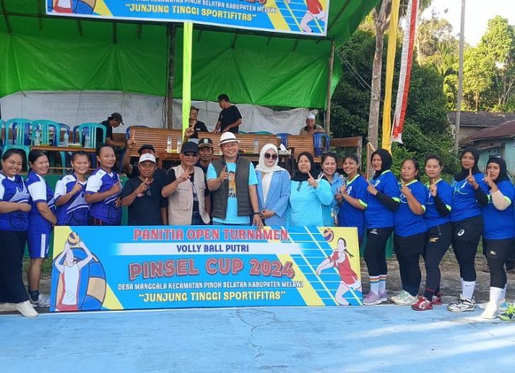 Photo of Janji Tidak Korupsi, Pasangan Kluisen dan Iif Usfayadi Gelar Open Turnamen Volley Ball Putri Pinsel Cup 2024 di Kabupaten Melawi