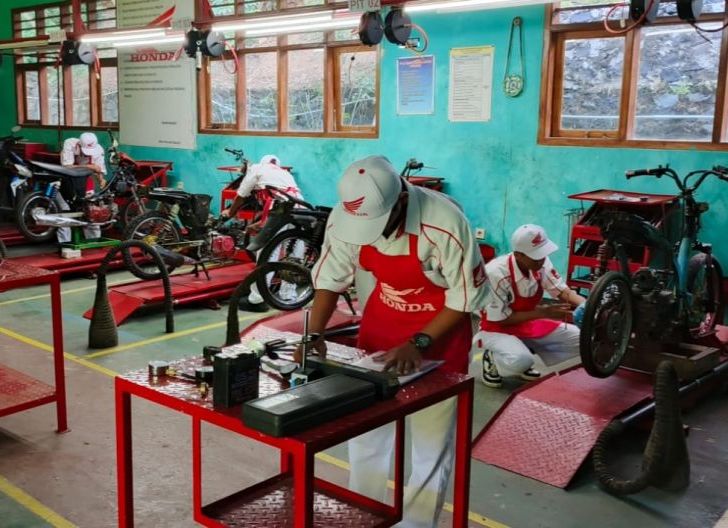 Photo of Ikuti Seleksi Festival Vokasi Satu Hati (FEVOSH) 2025 Tingkat Regional, Ribuan Guru dan Siswa SMK Binaan PT AHM Tingkatkan Kualitas  