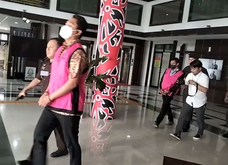 Photo of Kajati Kalbar Tahan Dua Tersangka, Korupsi Dana BOK UPTD Puskesmas Ela Hilir, Kabupaten Melawi