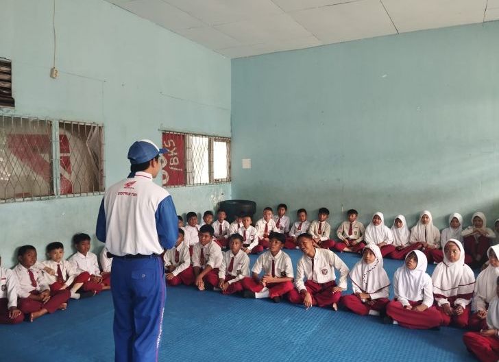 Photo of Safety Riding Education Usia Dini, Astra Motor Kalbar Kunjungi SDN 39 Pontianak