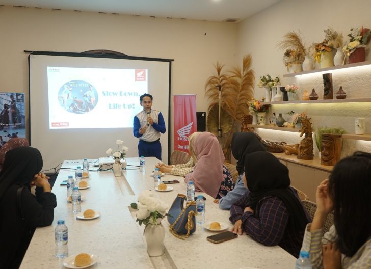 Photo of Ajak Wanita Stylish Selalu Cari Aman, Safety Riding Education Astra Motor Kalbar Berikan Tips Aman dan Nyaman Berkendara 