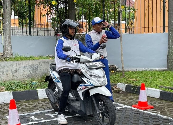 Photo of Antusiasme Mahasiswa UIN Sunan Kalijaga Yogyakarta saat Ikuti Safety Riding Awareness dari Yayasan AHM  
