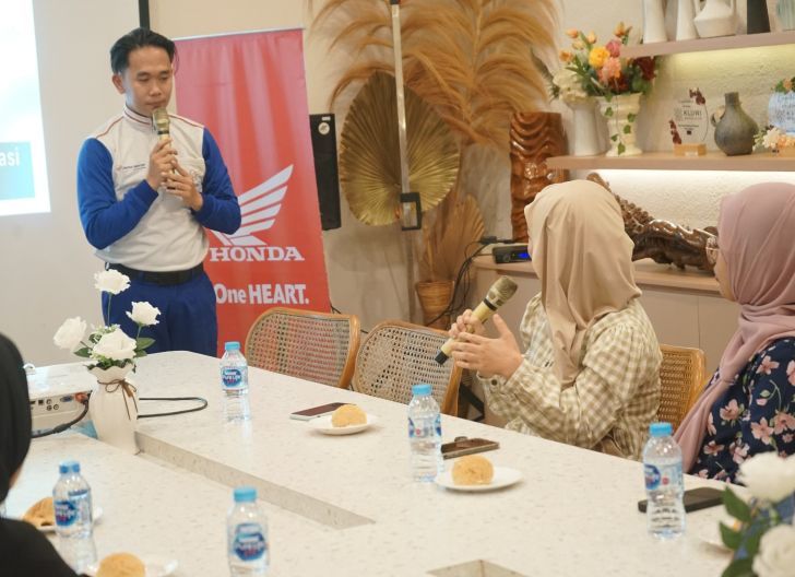 Photo of Tips Berkendara Stylish, Wanita Tetap Utamakan Cari Aman dan Nyaman di Jalan Raya