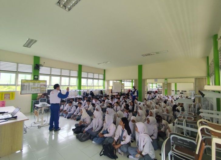 Photo of Gelar Edukasi Keselamatan Berkendara untuk Pelajar SMAN 12 Pontianak, Instruktur Astra Motor Kalbar Berikan Tips Keselamatan Berkendara