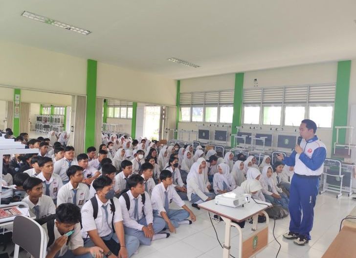 Photo of Pelajar SMAN 12 Pontianak Antusias Ikuti Safety Riding Education Astra Motor Kalbar 