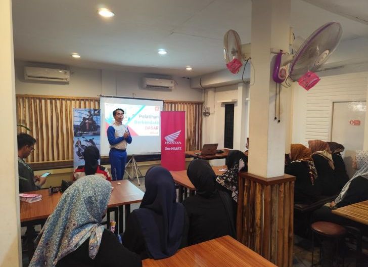 Photo of Ibu-ibu Pengajian Mutma’inah Paris 2 Pahami Sikap dan Perilaku di Jalan Raya Berkat Safety Riding Education Astra Motor Kalbar