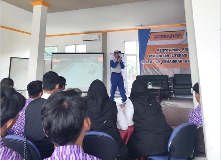 Photo of Bersama Dealer Anugrah Sentosa Pontianak, Astra Motor Kalbar Sukses Menyelenggarakan Kegiatan Edukasi Safety Riding di SMKN 1 Pontianak