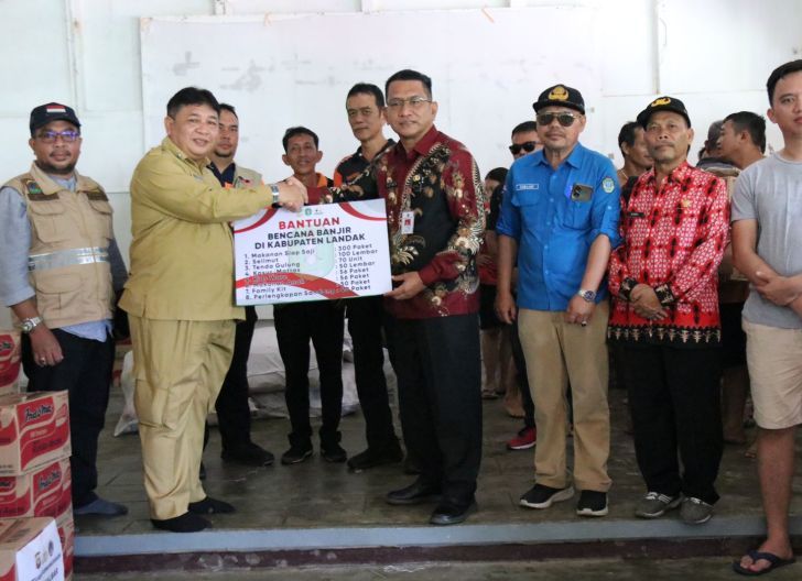 Photo of Gerak Cepat Pemprov Kalbar Serahkan Bantuan ke Daerah Terdampak Banjir