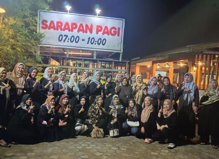 Photo of Ibu-ibu Pengajian Mutma’inah Paris 2 Ikuti Edukasi Safety Riding di RM Mak Kundil 