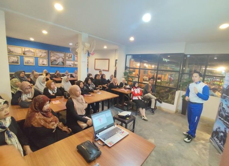 Photo of Ibu-ibu Pengajian Mutma’inah Paris 2 Bangga Jadi Bagian dari Edukasi Safety Riding Astra Motor Kalbar