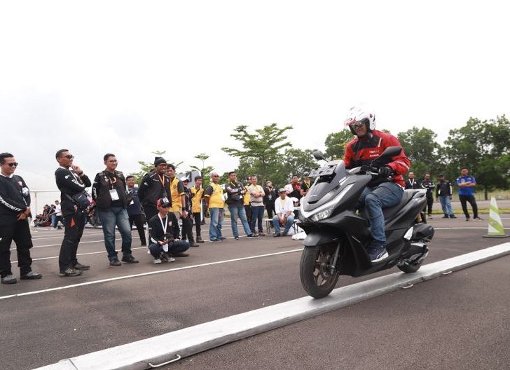 Photo of Keseruan Komunitas Honda PCX saat Touring Susuri Landmark Kota Jakarta dan Bandung  