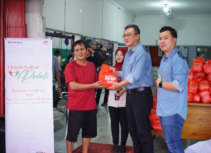Photo of Wujudkan Catur Dharma Perusahaan, Astra Motor Kalbar Gelar Bakti Sosial Berupa Pembagian Sembako dan Servis Gratis