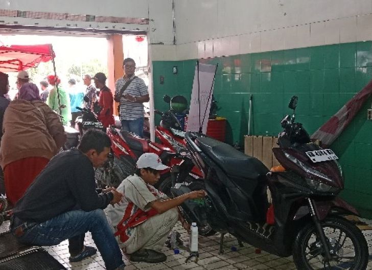 Photo of Sepeda Motor Konsumen Terendam Banjir, Honda Kalbar Peduli Berikan Servis dan Ganti Oli Gratis