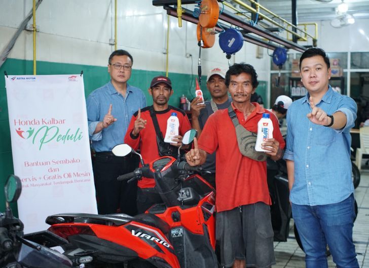 Photo of Terdampak Banjir, Warga Mempawah Dapat Layanan Servis Gratis dari Astra Motor Kalbar 