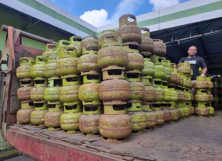 Photo of Pertamina Tambah 233 Ribu Tabung Pasokan Gas Elpiji 3 Kg di Kalimantan Barat 