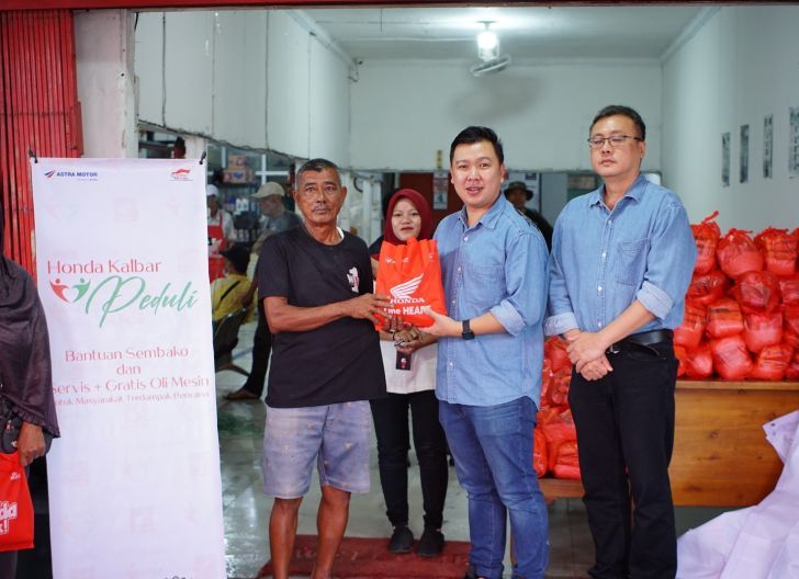 Photo of Astra Motor Kalbar Ringankan Beban Warga Terdampak Banjir dengan Bagikan Paket Sembako