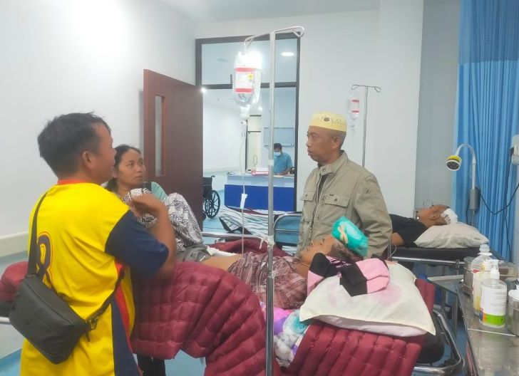 Photo of Kapolsek Siding Besuk Warga yang Dirawat di RSUD Bengkayang