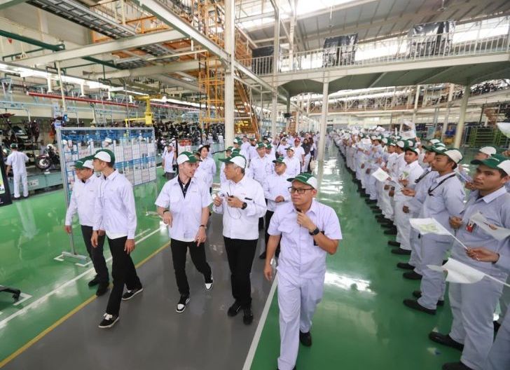 Photo of Dua Pembalap MotoGP Kunjungi Pabrik Produksi PCX160 di AHM Plant Deltamas, Jawa Barat