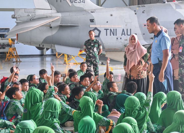 Photo of Kenalkan Pesawat Hawk Kepada Anak-Anak, Skadron Udara 1 Lanud Supadio Dikunjungi Peserta Didik Usia Dini