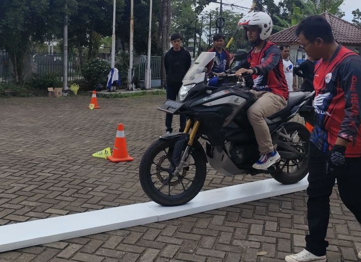 Photo of Wujud Sinergi bagi Negeri, Astra Motor Kalbar Gandeng Paguyuban HWBC Berikan Tips Aman Berkendara di Jalan Raya