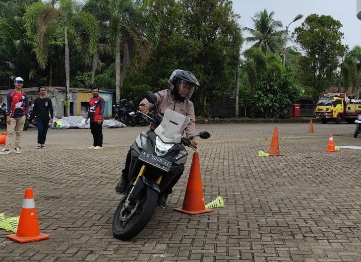 Photo of Punya Tips Keselamatan Berkendara, Anggota Paguyuban HWBC Cari Aman Bersama Astra Motor Kalbar