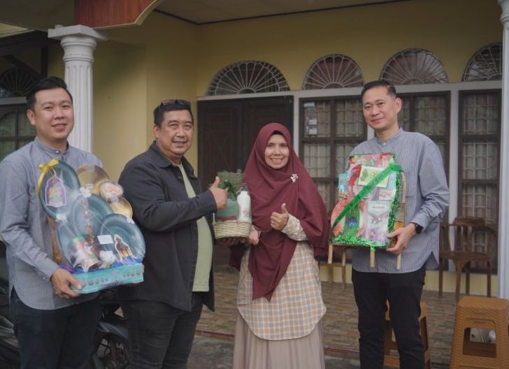 Photo of Setia Beli Sepeda Motor Honda, Bu Lasmi Dapat Kejutan dari Manajemen Astra Motor Kalbar saat Rayakan Semarak Lebaran Nusantara