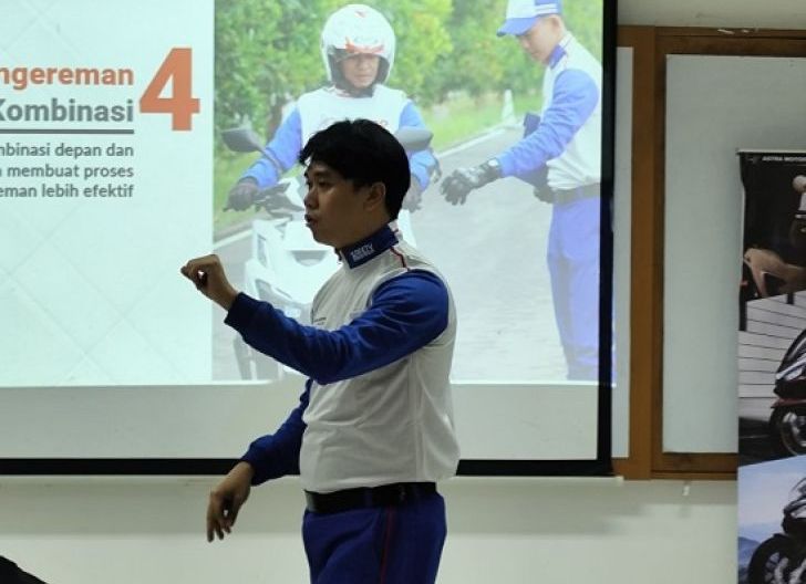 Photo of Instruktur Safety Riding Astra Motor Ajak Komunitas HWBC Tingkatkam Kesadaran Berkendara di Jalan Raya