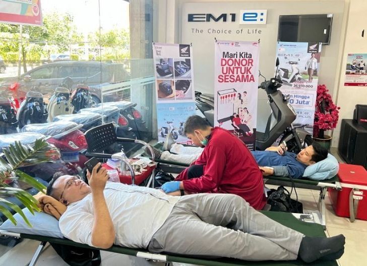 Photo of Konsumen dan Rekanan Antusias Ikuti Donor Darah dan Pemeriksaan Kesehatan Gratis Astra Motor Kalbar  