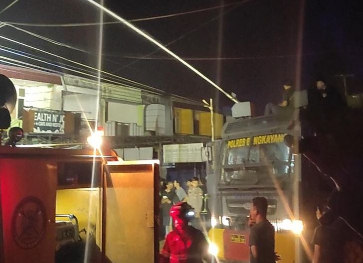 Photo of Polres Bengkayang Bersama Damkar Berjibaku Padamkan Api Yang Melahap Tujuh Ruko