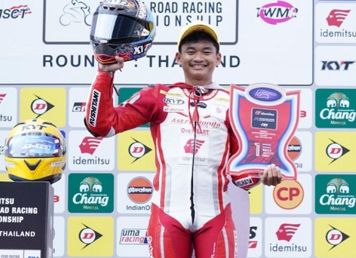 Photo of Fadillah Arbi Aditama Kumandangkan lagu Indonesia Raya saat Sapu Bersih Juara race 1 dan 2 ARRC Kelas AP 250 ARRC di Chang International Circuit