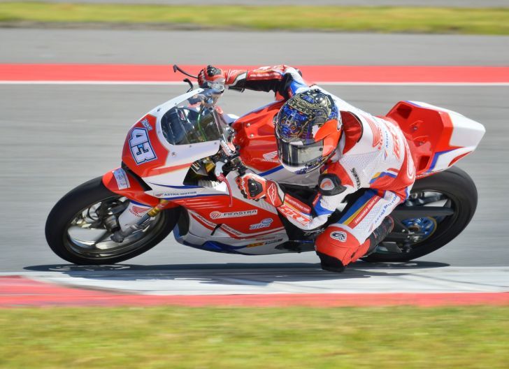 Photo of Andalan AHRT, Adenanta Putra Tampil Dominan dan Sapu Bersih Dua Balapan Kelas Nasional Supersport 600 CC MRS 2025