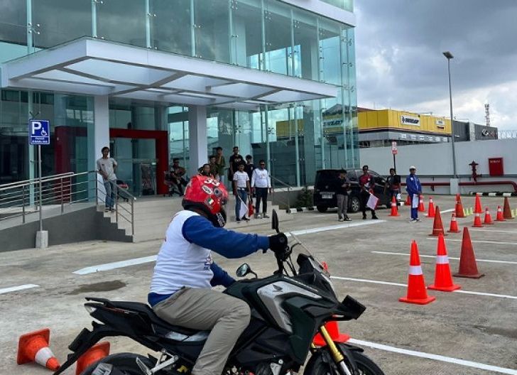 Photo of Berlangsung Main Dealer Training Center, Safety Riding Competition Astra Motor Kalbar Diikuti Perwakilan Komunitas