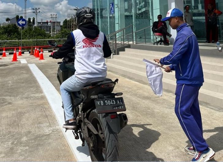 Photo of Juara Kompetisi Safety Riding Tingkat Regional Astra Motor Kalbar Siap Ikuti kejuaraan di Tingkat Nasional