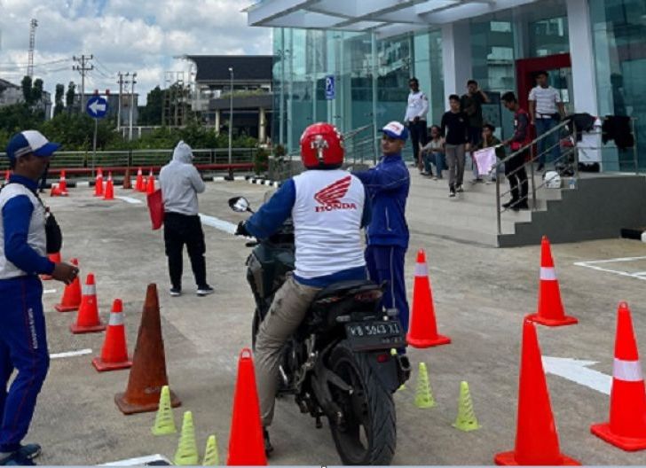 Photo of Tingkatkan Pemahaman Keselamatan Berkendara, Astra Motor Kalbar Gelar Kompetisi Safety Riding Tingkat Regional 