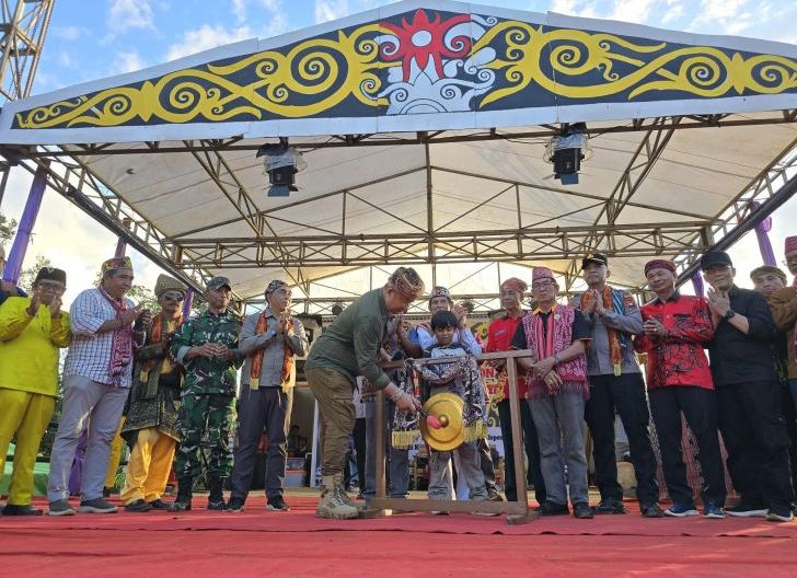 Photo of Bupati Ketapang Buka Gawai Dayak Nanga Tayap, Tegaskan Komitmen Pelestarian Budaya