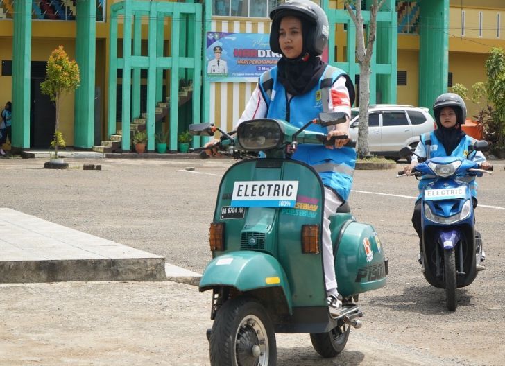Photo of Motor Bensin Disulap Jadi Listrik, Siswa SMK Antusias Jajal Hasil Konversi PLN   
