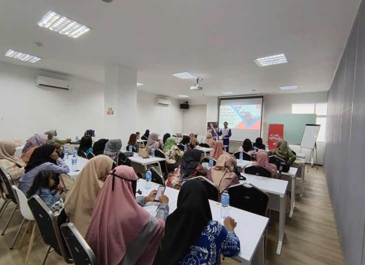 Photo of Ibu Rumah Tangga dan Kader Posyandu Antusias Ikuti Safety Riding Education Astra Motor Kalbar