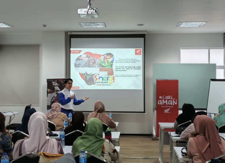 Photo of Ibu-Ibu Posyandu Kasih Ibu di Pontianak Antusias Ikuti Astra Motor Kalbar Safety Riding Education 