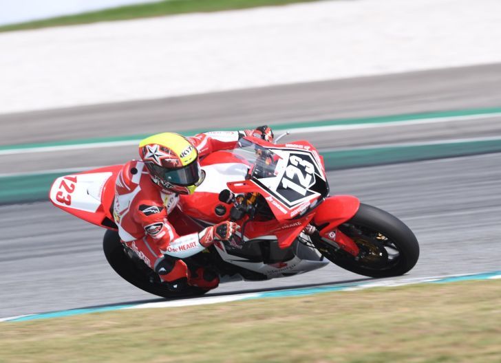 Photo of Semangat Pembalap AHRT saat Melaju Kencang Bersama CBR Series di Arena ARRC Sirkuit Sepang