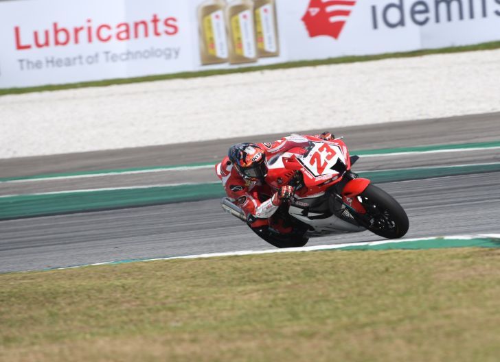 Photo of AHRT Amankan Puncak Klasemen ARRC usai Pembalap Muda Indonesia Melaju Bersama CBR Series 