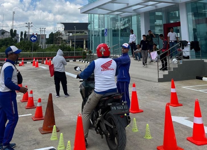 Photo of Berlangsung di Main Dealer Training Center, Astra Motor Kalbar Sukses Gelar Kompetisi Safety Riding Tingkat Regional