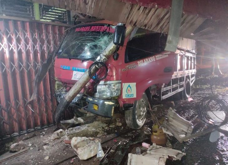 Photo of Truk Bermuatan LPG 3 Kg Tabrak Rumah Warga di Singkawang