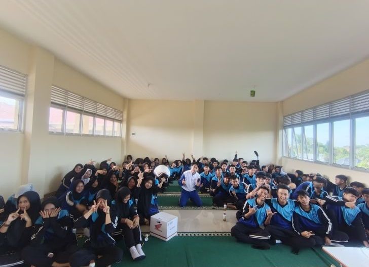 Photo of Kampanye #Cari_aman, Safety Riding Education di SMAN 14 Pontianak Berlangsung Semarak 