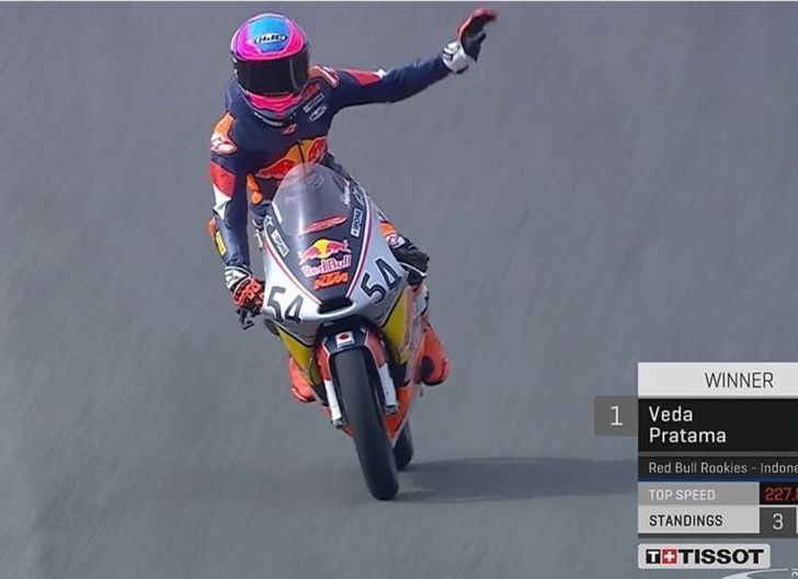 Photo of Pembalap Binaan AHM Harumkan Indonesia di Kancah Dunia, Veda Ega Juara Red Bull Rookies Cup Italia 2025 di Mugello