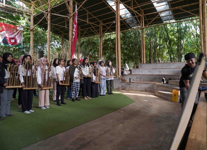 Photo of Ajak Puluhan Pelajar dan Guru, PT. AHM Sukses Gelar School Camp 2025 Bertajuk “Generasi Muda Beraksi, Angklung Sekolah Satu HatiMenginspirasi