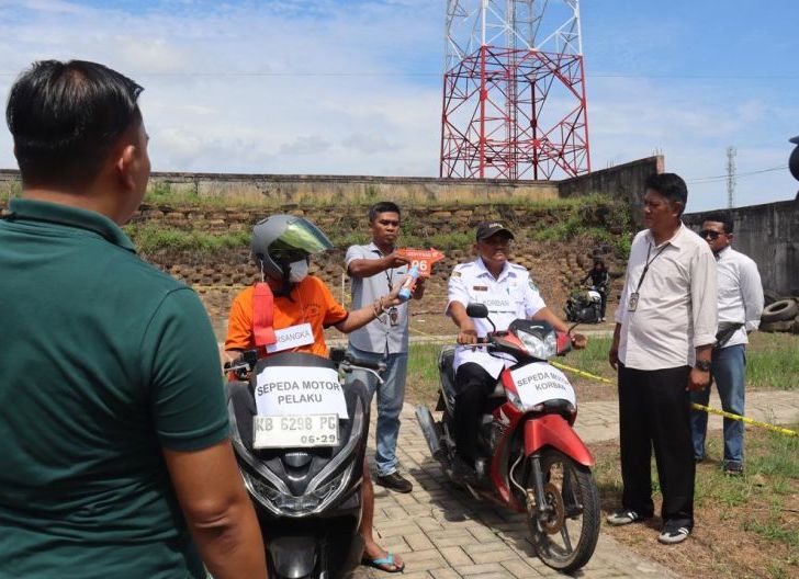 Photo of Pelaku Utama Peragakan 10 Adegan Dalam Rekonstruksi Ulang Perkara Penyiraman Air Keras ke Pegawai RSJ